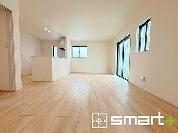 ~日当り良好のLDK~ ・たくさんの窓からたっぷりの陽光が差し込む明るいリビングで寛ぎのひと時を。 ・柔らかみのあるナチュラルカラーで、家具やカーテンの色も選びやすいですね。