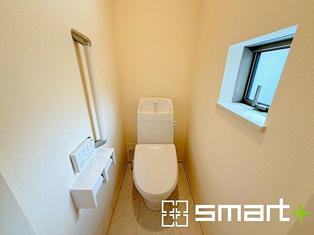 ~窓付きの明るいトイレ~ ・外からの日差しを取り込むので、昼間は窓からの光で十分ですね。 ・使用後や掃除の際に窓を開ければ、外からの新鮮な空気を取り込み素早く換気ができます。