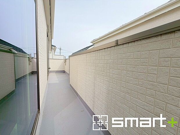 ~洗濯物も干しやすいバルコニー~ ・陽当たり良好な南側のバルコニーは2部屋から出入りができて毎日のお洗濯も快適。 ・テラス屋根等のオプションもお気軽にご相談くださいませ。