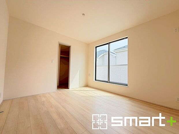 ~バルコニーに面した洋室~ ・バルコニー側の大きな窓から穏やかな陽が差し込む明るい洋室はウォークインクローゼット付。 ・ゆとりある広さでご夫婦やご兄弟でもゆったりお過ごしいただけます。