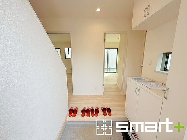 ~ホワイトカラーで統一された玄関~ ・清潔感のあるホワイトカラーで纏められた玄関は圧迫感もなく広々とした印象に。 ・飾り棚としても演出できるコの字型のシューズボックスは大容量の収納力。