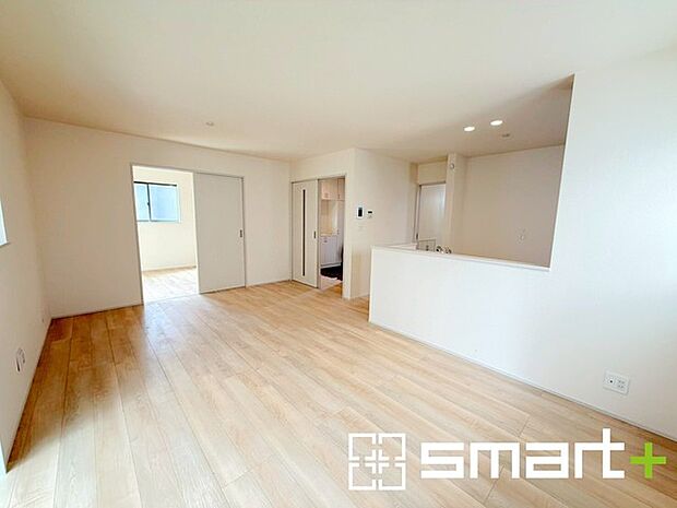 ~窓からはたっぷりの陽光~ ・穏やかな陽だまりに包まれる居心地の良いLDKは、ご家族が自然と集まる憩いのスペースに。 ・家事をしながらご家族との会話が楽しめる人気のカウンターキッチンも魅力。