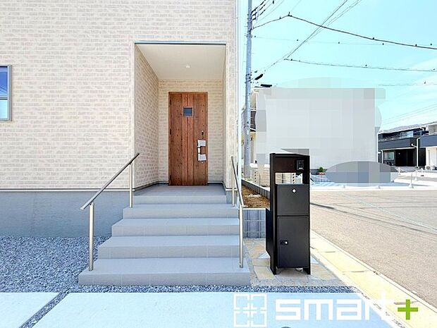 ~デザイン性に優れた玄関~ ・モダンなデザインの玄関ドアを採用する事でお住まいの「顔」の印象が大きく変わります。 ・毎日帰宅した際に嬉しくなる仕様です。