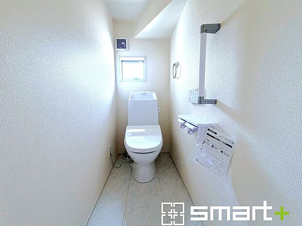 ~やはり便利なタンク式トイレ~ ・最近はタンクレストイレもございますが、タンク式の場合は停電時もお水を流すことが可能。 ・故障時なども比較的費用が安くなるなど、メリットが多くなります。