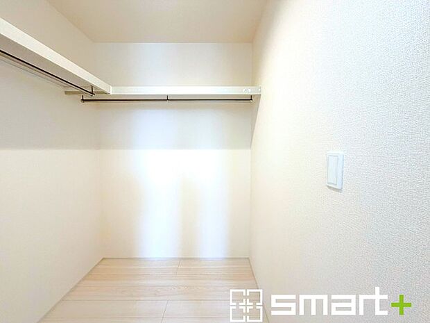 ~憧れのウォークインクローゼット~ ・居室にウォークインを設ける事で季節ものや趣味の用具などもスッキリと収納可能です。 ・ぜひ現地でその便利さをご体感くださいませ。