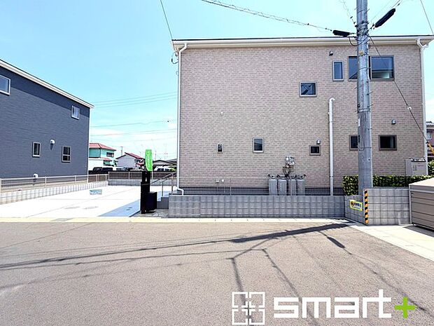 ~閑静な住宅街の立地~ ・周辺は閑静な住宅街となっておりますので、静かな暮らしをご実現いただけます。 ・前面道路の交通量も多くないので、小さなお子様がいるご家庭でもご安心ですね。