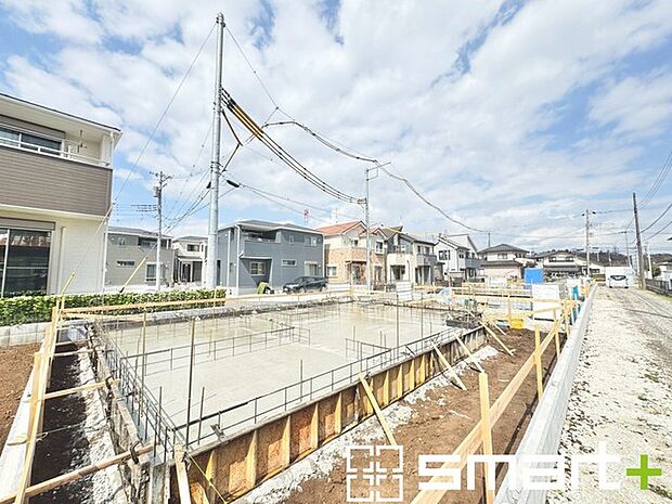 ～ベタ基礎でしっかりとした土台～ ・コンクリートの中に鉄筋を配し強度を高めた「ベタ基礎」を採用。 ・しっかりとした土台を造ったうえで、その上に建物が築造されていきます。 