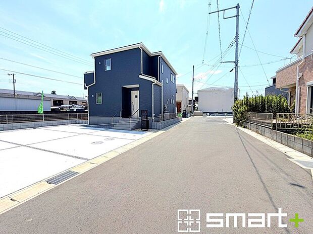 ~閑静な住宅街の立地~ ・周辺は閑静な住宅街となっておりますので、静かな暮らしをご実現いただけます。 ・前面道路の交通量も多くないので、小さなお子様がいるご家庭でもご安心ですね。