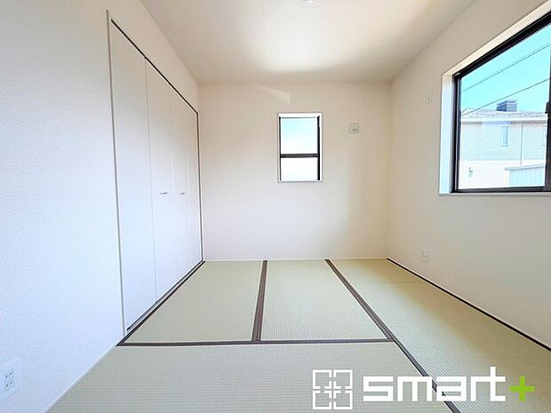 ~使い勝手の良い「和洋室」~ ・畳敷きに建具は洋風、というハイブリッド型の「和洋室」。和室と洋室の良い所を組み合わせたお部屋です。 ・やはり畳の香りは心が落ち着きますね。