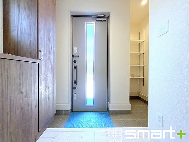 ~十分な容量のシューズボックス~ ・備え付けのシューズボックスは充分な容量を確保。 ・より大型のものへのご変更などご希望の方もお気軽にご相談くださいませ。