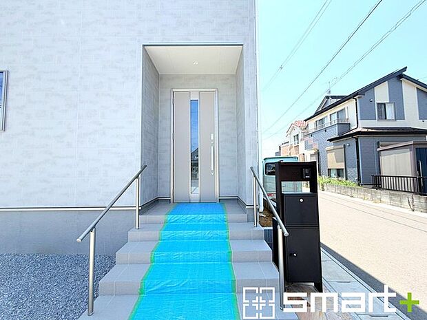 ～お住まいの顔「玄関」～ ・玄関ドアの上にはもちろん軒がございますので、雨の日でも濡れずに鍵の開閉が可能です。 ・鍵は防犯性に優れたディンプルキーを採用。 