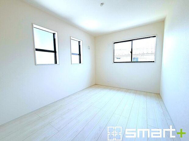 ～2面採光の明るいお部屋～ ・洋室は2面採光とする事で穏やかな陽の入る明るい空間となっております。 ・くつろぎのプライベート時間を明るい空間で穏やかにお過ごしいただけます。 