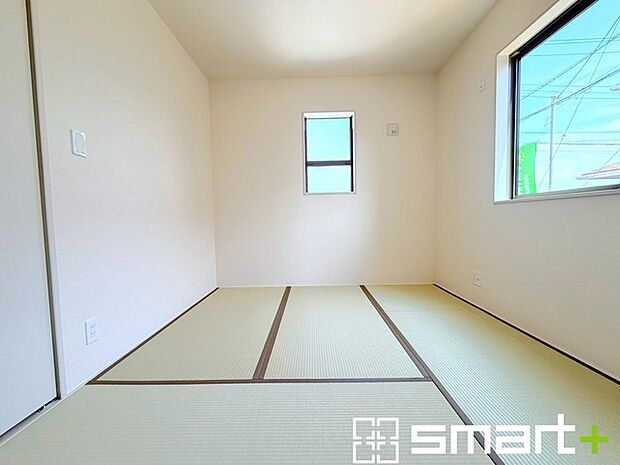 ~使い勝手の良い「和洋室」~ ・畳敷きに建具は洋風、というハイブリッド型の「和洋室」。和室と洋室の良い所を組み合わせたお部屋です。 ・やはり畳の香りは心が落ち着きますね。