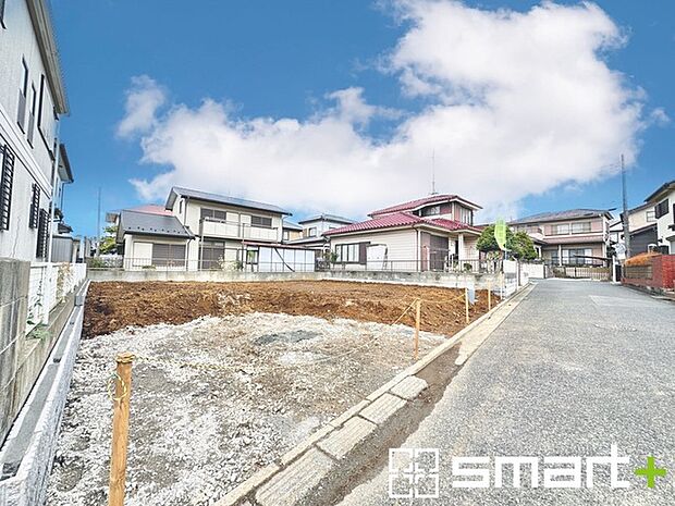～閑静な住宅街の立地～ ・周辺は閑静な住宅街となっておりますので、静かな暮らしをご実現いただけます。 ・前面道路の交通量も多くないので、小さなお子様がいるご家庭でもご安心ですね。 