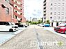 駐車場：～便利な平面駐車場～ ・広い敷地を活かした平面式の駐車場。車の出し入れが楽で利便性に優れます。 ・空き状況などもお気軽にお問い合わせくださいませ。 