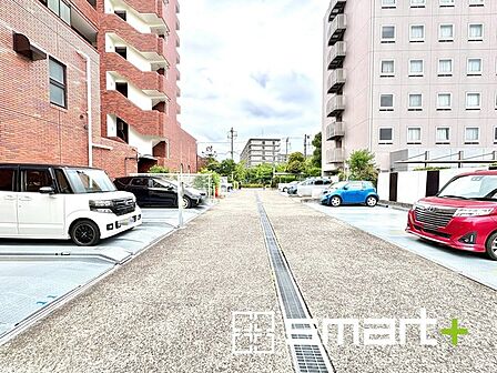 ～便利な平面駐車場～ ・広い敷地を活かした平面式の駐車場。車の出し入れが楽で利便性に優れます。 ・空き状況などもお気軽にお問い合わせくださいませ。 