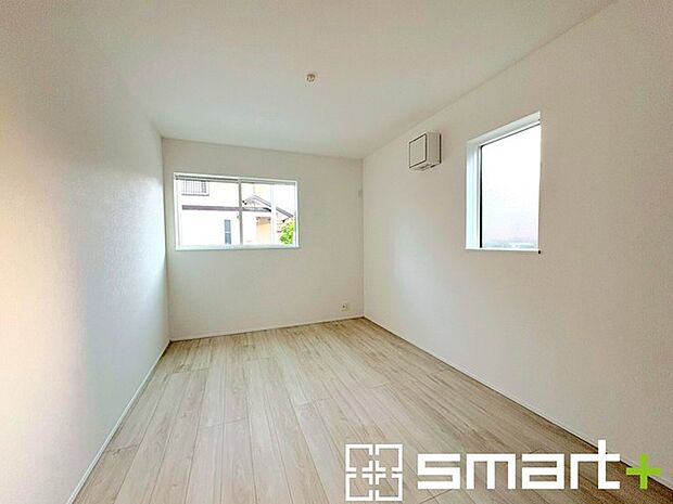 ~2面採光の明るいお部屋~ ・洋室は2面採光とする事で穏やかな陽の入る明るい空間となっております。 ・くつろぎのプライベート時間を明るい空間で穏やかにお過ごしいただけます。