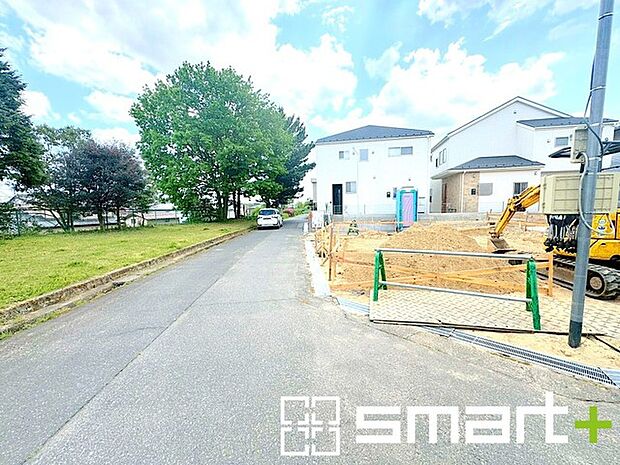 ~開放感ある角地のお住まい~ ・2方向が空く事で開放感のある角地に位置しております。 ・窮屈な感じが無く、ゆったりと暮らせるこの魅力をぜひ現地でご体感くださいませ。