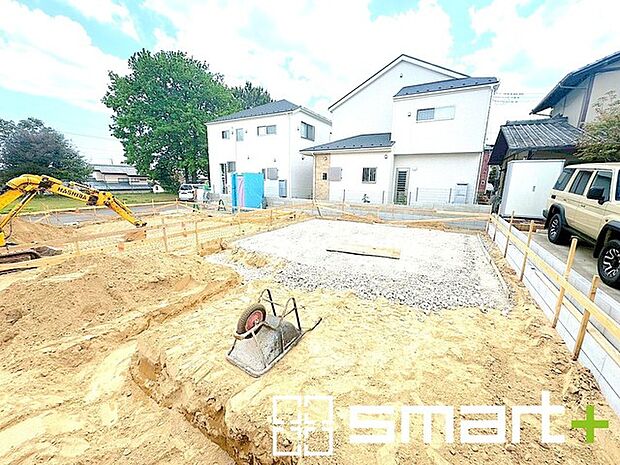 ～ベタ基礎でしっかりとした土台～ ・コンクリートの中に鉄筋を配し強度を高めた「ベタ基礎」を採用。 ・しっかりとした土台を造ったうえで、その上に建物が築造されていきます。 