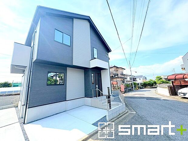 ~開放感ある角地のお住まい~ ・2方向が空く事で開放感のある角地に位置しております。 ・窮屈な感じが無く、ゆったりと暮らせるこの魅力をぜひ現地でご体感くださいませ。