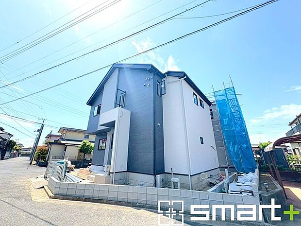 ～閑静な住宅街の立地～ ・周辺は閑静な住宅街となっておりますので、静かな暮らしをご実現いただけます。 ・前面道路の交通量も多くないので、小さなお子様がいるご家庭でもご安心ですね。 