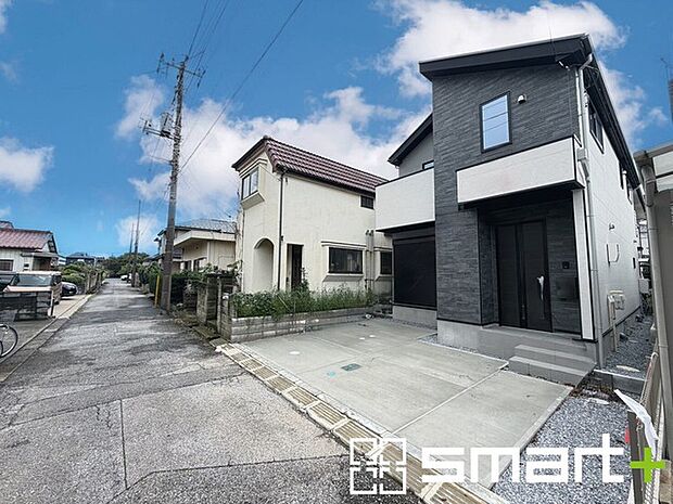 ~十分な広さのある前面道路~ ・前面道路は約4mございますので、お車でのすれ違いも可能で余計なストレスがかかりません。 ・日々お車での移動が多い方には大切なポイントですね。