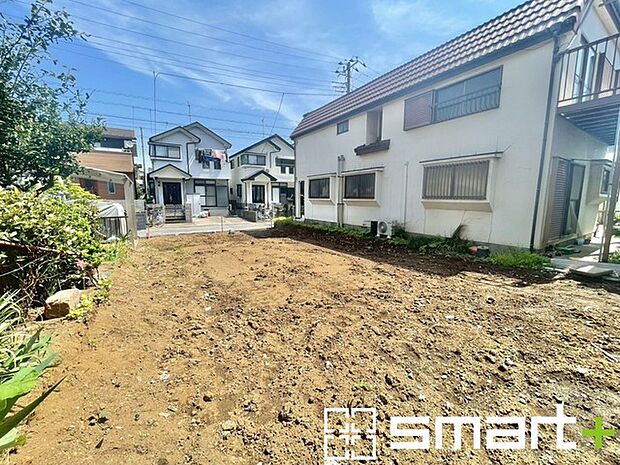 ~ベタ基礎でしっかりとした土台~ ・コンクリートの中に鉄筋を配し強度を高めた「ベタ基礎」を採用。 ・しっかりとした土台を造ったうえで、その上に建物が築造されていきます。