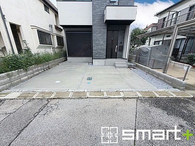 ~ゆとりあるカースペース~ ・セカンドカーや来客時にも困らないカースペース2台分。物置や駐輪スペースなどにも利用できますね。 ・カーポートなどのオプションもお気軽にご相談くださいませ。