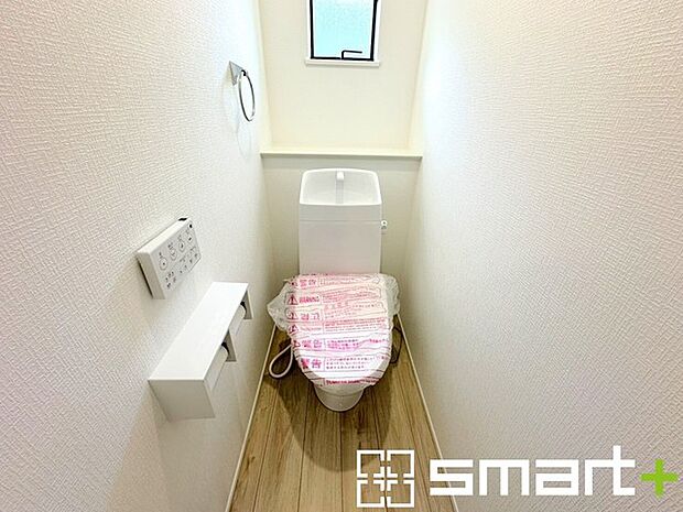 ~小窓付きの明るいトイレ~ ・使用後や掃除の際には新鮮な空気を取り込み換気ができます。 ・背面のスペースにちょっとした棚を設置すれば、トイレットペーパーのストックなども置けますね。