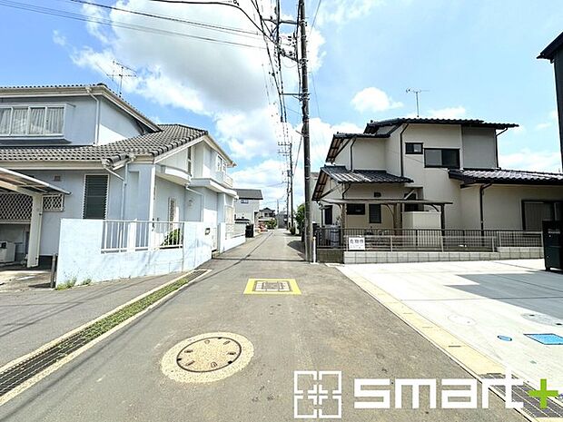 ~閑静な住宅街の立地~ ・周辺は閑静な住宅街となっておりますので、静かな暮らしをご実現いただけます。 ・前面道路の交通量も多くないので、小さなお子様がいるご家庭でもご安心ですね。