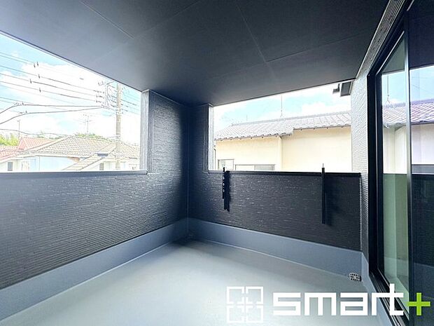 ~屋根付きのバルコニー~ ・バルコニーは屋根付きなので急な雨でも安心です。 ・奥行きもあるので洗濯物が干しやすいのも嬉しいポイントですね。