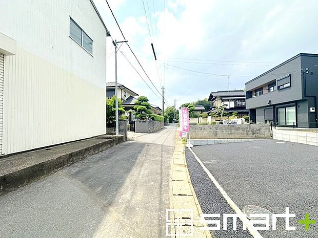 ～閑静な住宅街の立地～ ・周辺は閑静な住宅街となっておりますので、静かな暮らしをご実現いただけます。 ・前面道路の交通量も多くないので、小さなお子様がいるご家庭でもご安心ですね。 