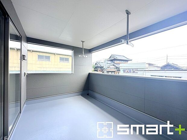 ～屋根付きのバルコニー～ ・バルコニーは屋根付きなので急な雨でも安心です。 ・奥行きもあるので洗濯物が干しやすいのも嬉しいポイントですね。 