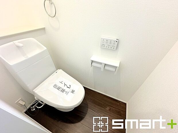 ~小窓付きの明るいトイレ~ ・使用後や掃除の際には新鮮な空気を取り込み換気ができます。 ・背面のスペースにちょっとした棚を設置すれば、トイレットペーパーのストックなども置けますね。