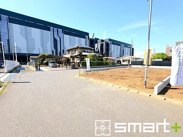 ～閑静な住宅街の立地～ ・周辺は閑静な住宅街となっておりますので、静かな暮らしをご実現いただけます。 ・前面道路の交通量も多くないので、小さなお子様がいるご家庭でもご安心ですね。 