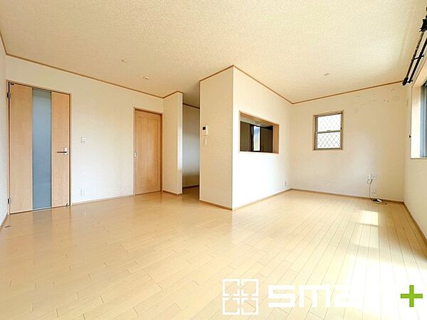 ～穏やかな陽の入るＬＤＫ～ ・大きな窓のあるＬＤＫは陽当りも良好で明るい空間となっております。 ・ご家族団らんなど過ごす時間の多いＬＤＫが明るいのは嬉しいポイントですね。