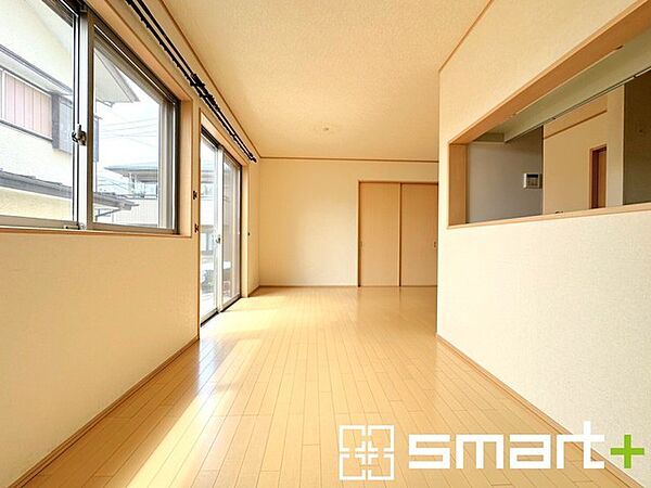～家族団らん明るい食卓～ ・窓からたっぷりの陽光が差し込む明るいダイニング。ご家族で食卓を囲む素敵なひと時を。 ・出来立てのお料理を運ぶのにも、食器の後片付けもラクラクなカウンターキッチン。