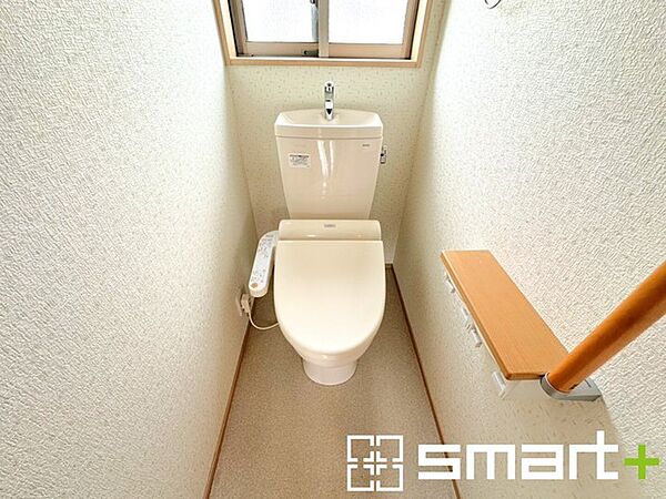 ～窓付きの明るいトイレ～ ・外からの日差しを取り込むので、昼間は窓からの光で十分ですね。 ・使用後や掃除の際に窓を開ければ、外からの新鮮な空気を取り込み素早く換気ができます。