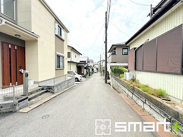 ～閑静な住宅街の立地～ ・周辺は閑静な住宅街となっておりますので、静かな暮らしをご実現いただけます。 ・前面道路の交通量も多くないので、小さなお子様がいるご家庭でもご安心ですね。