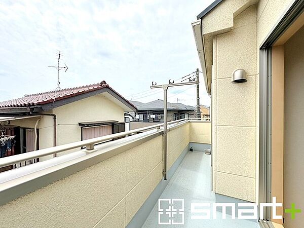 ～洗濯物も干しやすいバルコニー～ ・陽当たり良好な南側のバルコニーは2部屋から出入りができて毎日のお洗濯も快適。 ・テラス屋根等のオプションもお気軽にご相談くださいませ。