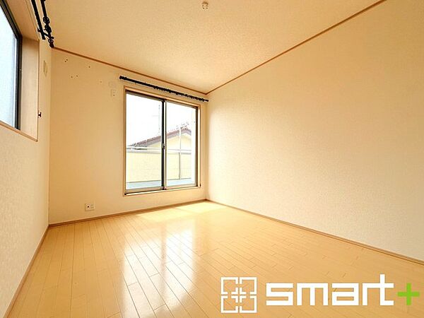 ～バルコニーに面した洋室～ ・バルコニー側の大きな窓からたっぷりの日差しが舞い込み、お部屋全体を優しく包み込んでくれます。 ・収納スペースも付いているのでお子様のお部屋にもぴったりです。