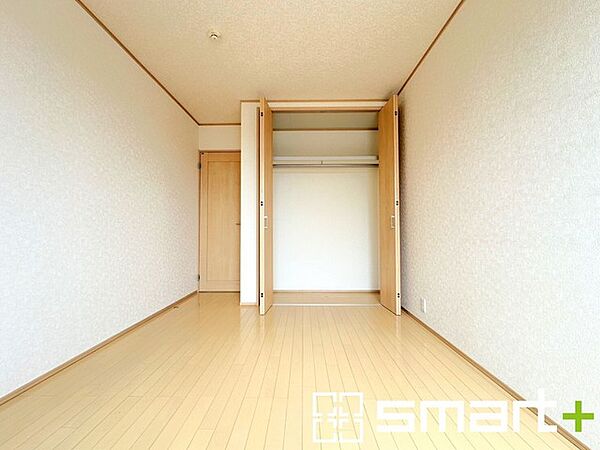 ～収納豊富な洋室～ ・各居室に備え付けの収納をご用意。タンスなどを置く場合と比べ出っ張らないので部屋の中を有効のご活用いただけます。 ・収納の広さなどぜひ現地でご確認くださいませ。