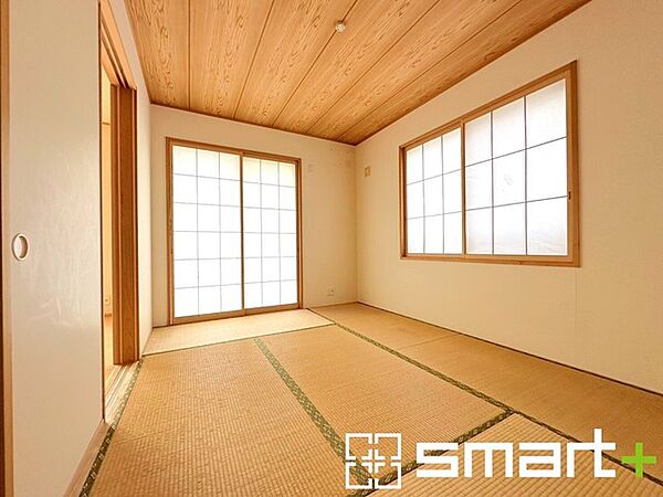 ～「和みの部屋」和室をご用意～ ・ゴロンと寝転がったり、お子様のいるご家庭ではお子様を寝かしつけたり、などご活用いただける和室をご用意。 ・やはり畳の香りは心が落ち着きますね。