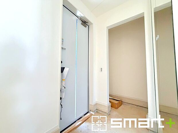 ~シューズインクロークのある玄関~ ・玄関横にシューズインクロークをご用意。 ・追加の靴置きとしてはもちろん、スキー・ゴルフなど趣味の用具の置場としてもご利用いただけます。
