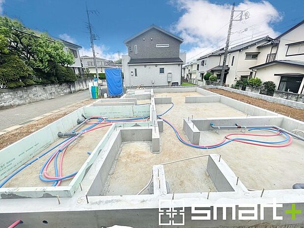 ～ベタ基礎でしっかりとした土台～ ・コンクリートの中に鉄筋を配し強度を高めた「ベタ基礎」を採用。 ・しっかりとした土台を造ったうえで、その上に建物が築造されていきます。 