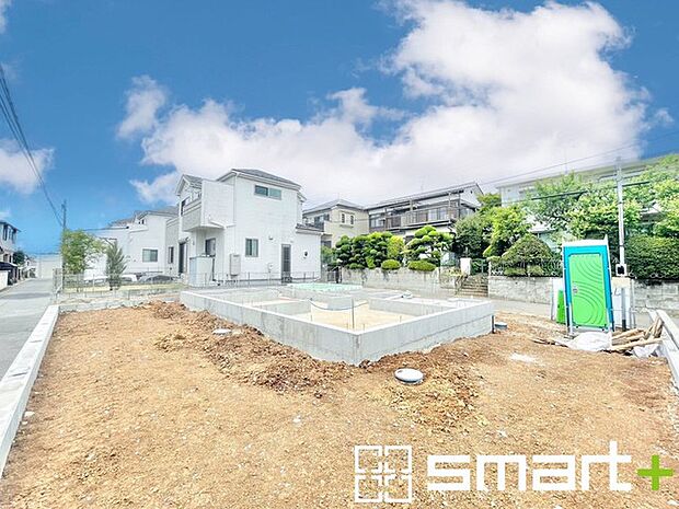 ～閑静な住宅街の立地～ ・周辺は閑静な住宅街となっておりますので、静かな暮らしをご実現いただけます。 ・前面道路の交通量も多くないので、小さなお子様がいるご家庭でもご安心ですね。 