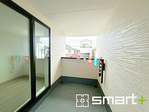 ～屋根付きのバルコニー～ ・バルコニーは屋根付きなので急な雨でも安心です。 ・奥行きもあるので洗濯物が干しやすいのも嬉しいポイントですね。 