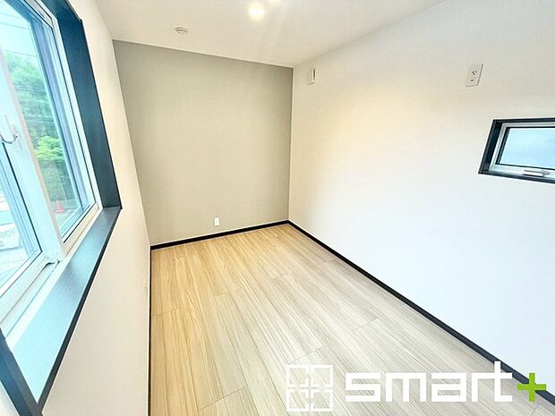 ~2面採光の明るいお部屋~ ・洋室は2面採光とする事で穏やかな陽の入る明るい空間となっております。 ・くつろぎのプライベート時間を明るい空間で穏やかにお過ごしいただけます。