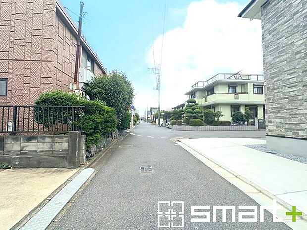 ～閑静な住宅街の立地～ ・周辺は閑静な住宅街となっておりますので、静かな暮らしをご実現いただけます。 ・前面道路の交通量も多くないので、小さなお子様がいるご家庭でもご安心ですね。 