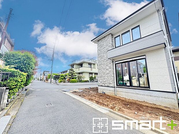 ~十分な広さのある前面道路~ ・前面道路は約4mございますので、お車でのすれ違いも可能で余計なストレスがかかりません。 ・日々お車での移動が多い方には大切なポイントですね。